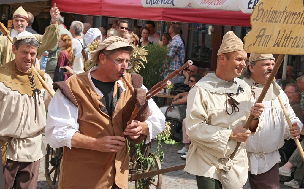 Dudelsack und Trommelwirbel begeistern Zuschauer jedes Jahr bei Luthers Hochzeit in Wittenberg.