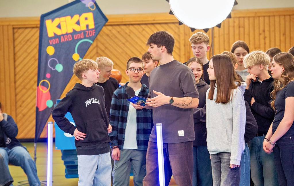 Moderator Lukas Leonhardt, alias Lukas White, interviewt Konstantin Könnicke von der 7b der Freien Schule im Burgenland „Jan Hus“, die bei der 21. Staffel der Kika-Sendung „Die beste Klasse Deutschlands“ dabei ist. Gedreht wird dafür in der Turnhalle am Damaschkeplatz.