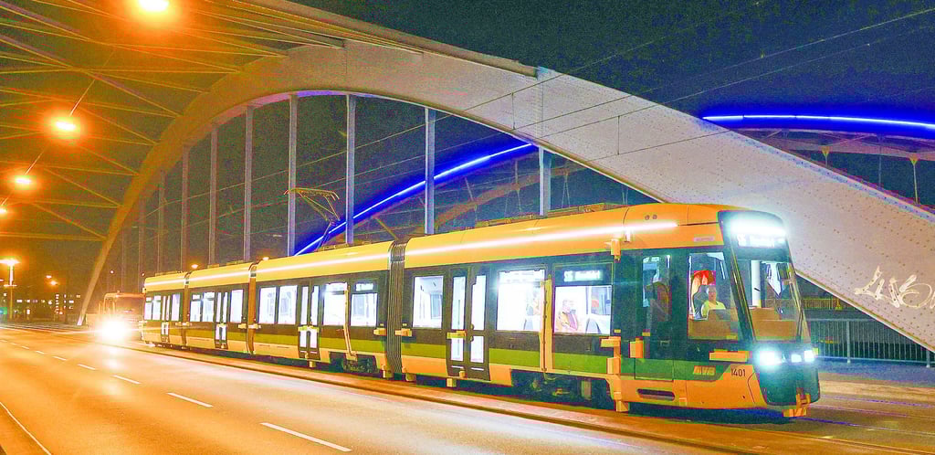 Die neue Flexity-Straßenbahn auf einer Testfahrt auf dem Magdeburger Nordbrückenzug.