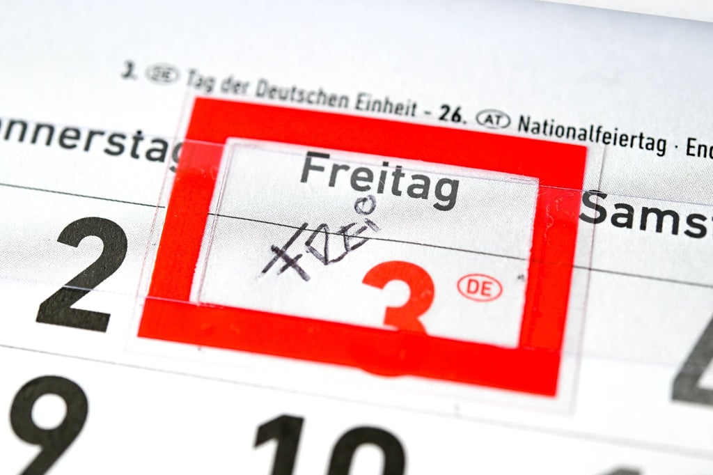 Die meisten Unternehmen in Deutschland halten laut einer Umfrage des arbeitgebernahen Forschungsinstituts IW wenig von der Einführung einer 4-Tage-Woche. (Symbolbild)