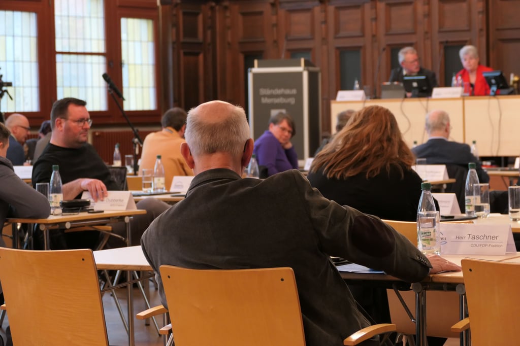 Der Vorsitzende Andrej Haufe verfolgte die Sitzung aus ungewohnter Perspektive. Verena Späthe (r.) übernahm die Leitung.