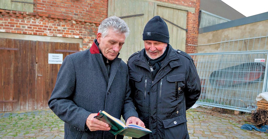 Über den einsturzgefährdeten Scheunenteil auf dem Mühlenhof in Ebendorf wird schon lange debattiert. Der damalige  Ortsbürgermeister Manfred Behrens (links) und Vereinsvize Heinz Reckler hatten sich vor drei Jahren Pläne für eine mögliche Sanierung angeschaut.