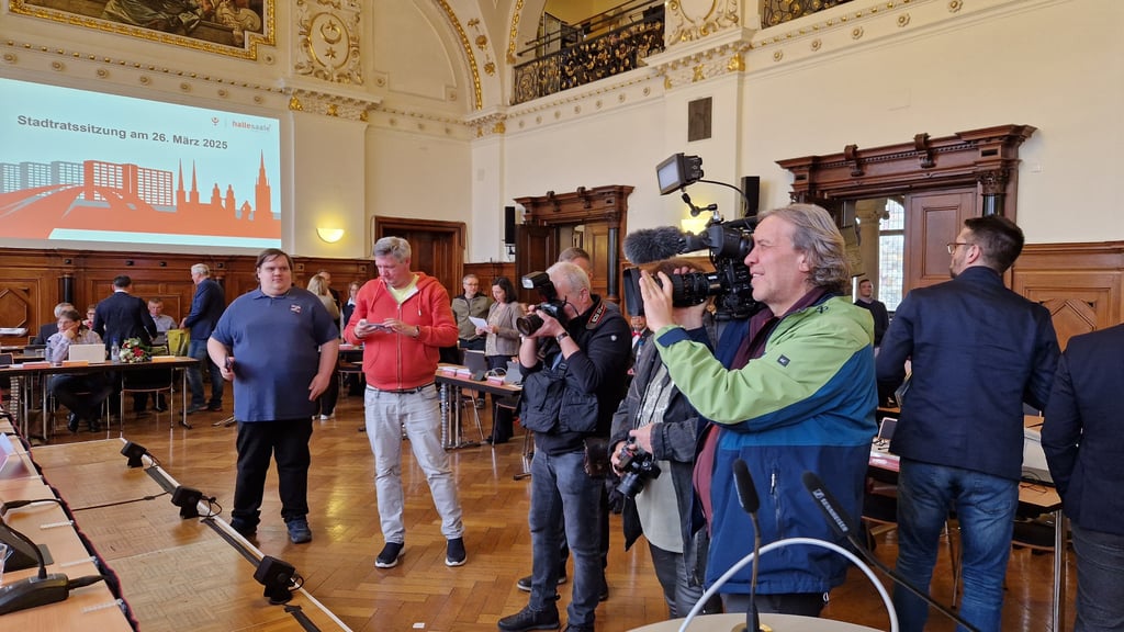 Medienrummel im Stadthaus Halle