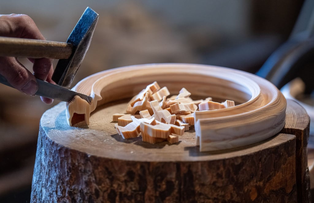 Im Freilichtmuseum Seiffen werden Holztiere aus einem gedrechselten Fichtenholzreifen abgespaltet (Archivbild)