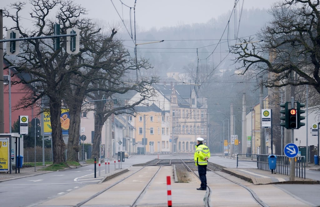 Ein Polizist steht auf einer Kreuzung im Stadtteil Altchemnitz. Wegen der geplanten Entschärfung Weltkriegsbombe müssen hier viele Einwohner ihre Häuser verlassen.