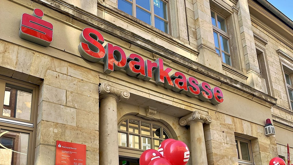 Blick auf die modernisierte Blankenburger Sparkassenfiliale in der Langen Straße 31.