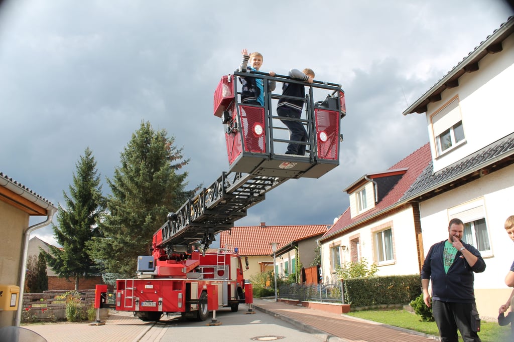 Die Drehleiter aus Tangerhütte bei einem Feuerwehrfest in Uchtdorf.