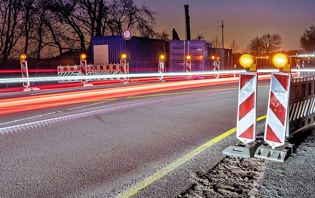 Die Beleuchtung der Baustelle an der Polstrinen-Brücke auf der B 184 bei Menz sorgt für Unverständnis. Sie sei zu dunkel und zu spät zu sehen - es sei nur eine Frage der Zeit, bis es den nächsten Unfall geben wird.