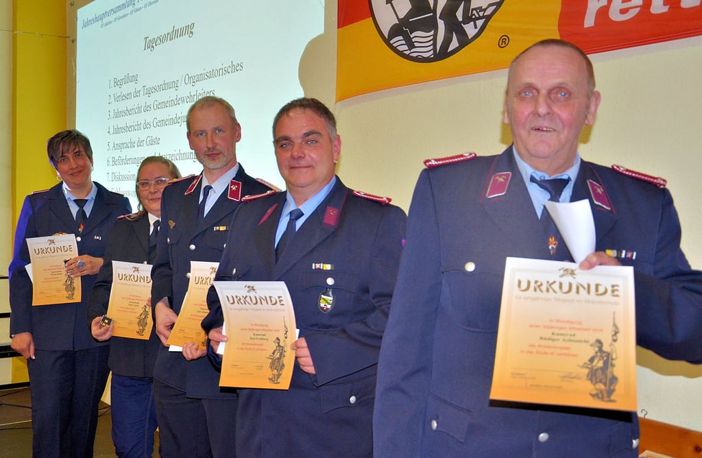 Nicole Braun (v.li.), Antje Zabel, Lars Lehmann, Kai Froberg und Rüdiger Achtsnicht werden für 30-jährige Mitgliedschaft bei der Feuerwehr ausgezeichnet.