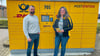 Muldestausee-Bürgermeister Ferid Giebler und Post-Vertreterin Anke Blenn vor der Poststation in Friedersdorf