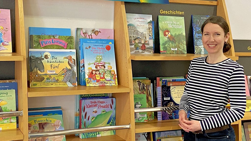 Anette Rieger in der Bibliothek in Osterburg.