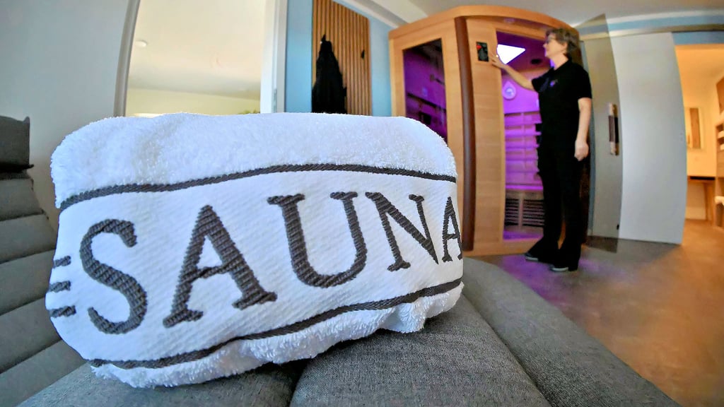 Cochstedts Hotel-Chefin Heike Möwes bedient die neue Infrarot-Kabine.