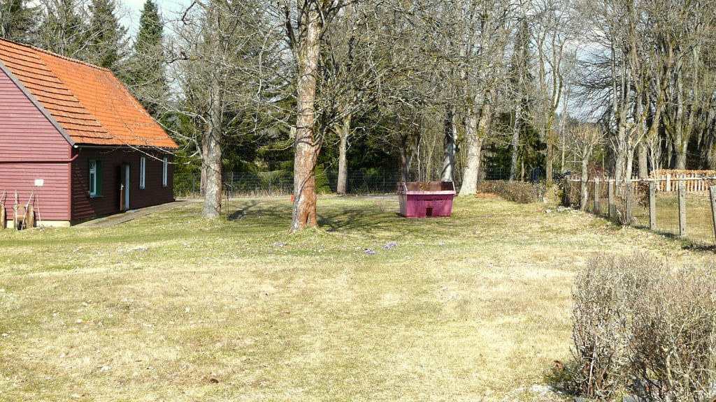Der Friedhof in Benneckenstein: Auf dieser Fläche soll das neue Urnengräber-Feld entstehen. Der Container bekommt einen anderen Platz.