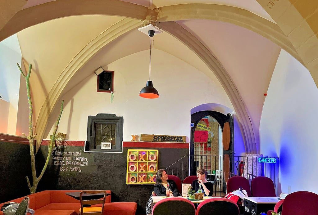 Die gotischen Gewölbe des Zeitzer Rathauses machen einen Teil des Chamres des Kellercafés aus. Das gibt es jetzt seit einem Jahr im ehemaligen Ratskeller.  