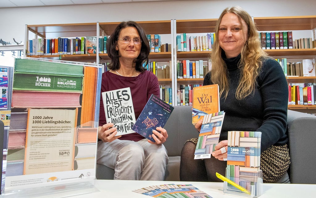 Sabine Matzner (l.) und Antje Key mit den ersten Büchern für die künftige Bibliothek der 1.000 Lieblingsbücher, die am 4. April im Rahmen der Nacht der Bibliotheken eröffnet wird.