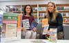 Sabine Matzner (l.) und Antje Key mit den ersten Büchern für die künftige Bibliothek der 1.000 Lieblingsbücher, die am 4. April im Rahmen der Nacht der Bibliotheken eröffnet wird. 