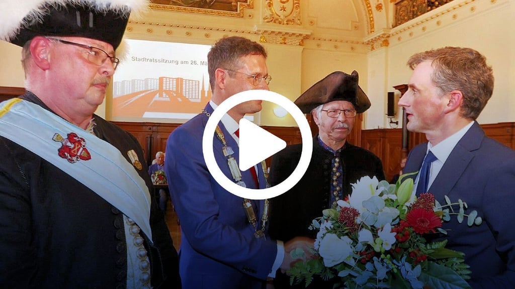 Eingerahmt von Halloren hat Stadtratsvorsitzender Jan Riedel (rechts) Alexander Vogt als neuen OB in Halle vereidigt.