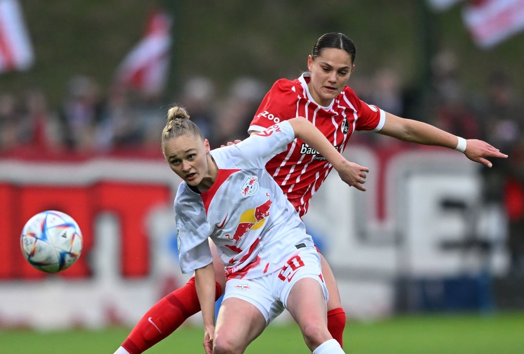 Leipzigs Victoria Krug (l) verlängerte ihren Vertrag.