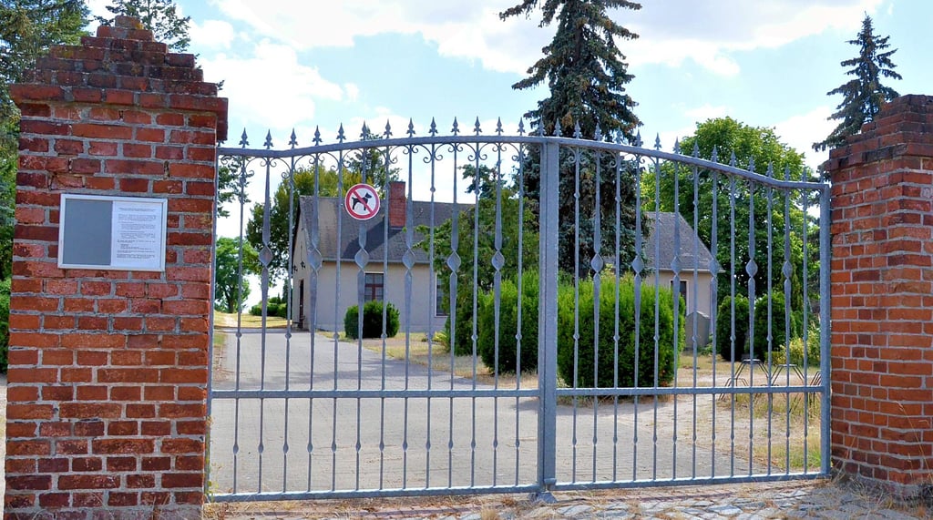 Die Gebühren für die Nutzung der drei Friedhöfe in der Gemeinde Schönhausen – hier der Eingang im Bismarckdorf – waren falsch errechnet worden.
