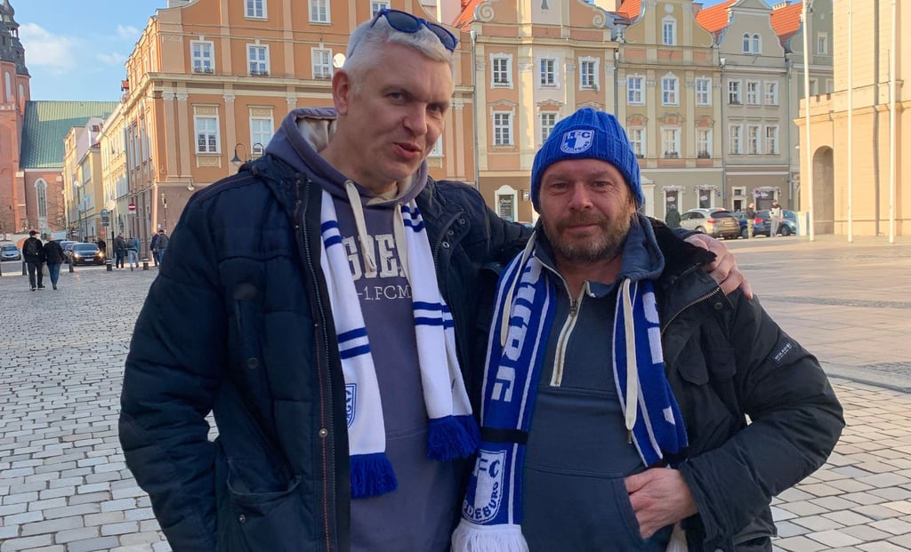 Andreas (l.) und Adam stimmten sich vor dem Spiel in Opole auf dem dortigen Marktplatz ein. 