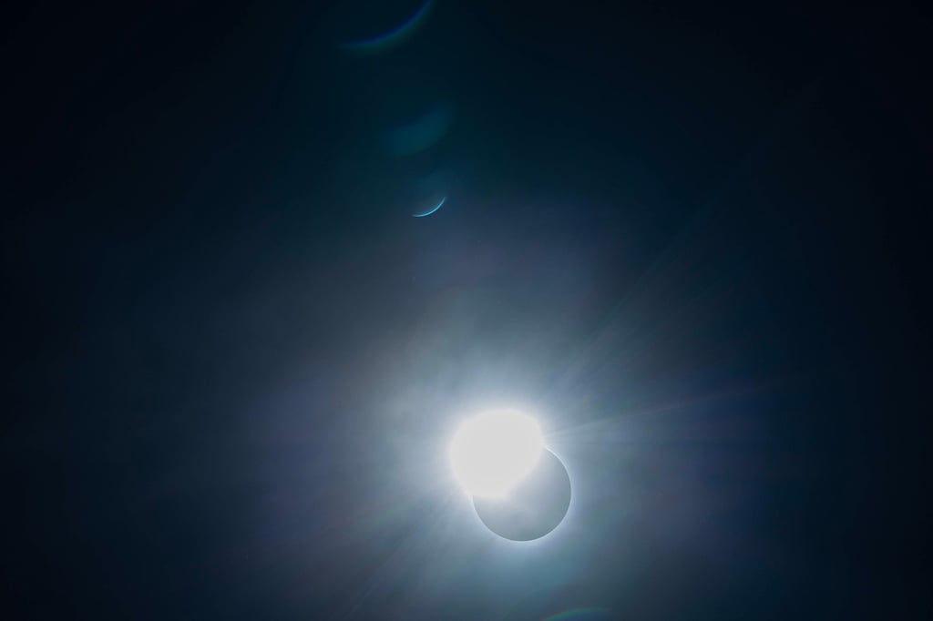 Eine Sonnenfinsternis ist am Himmel zu beobachten.