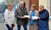 Rosmarie Tischer (2.v.r.) übergibt die Spenden.