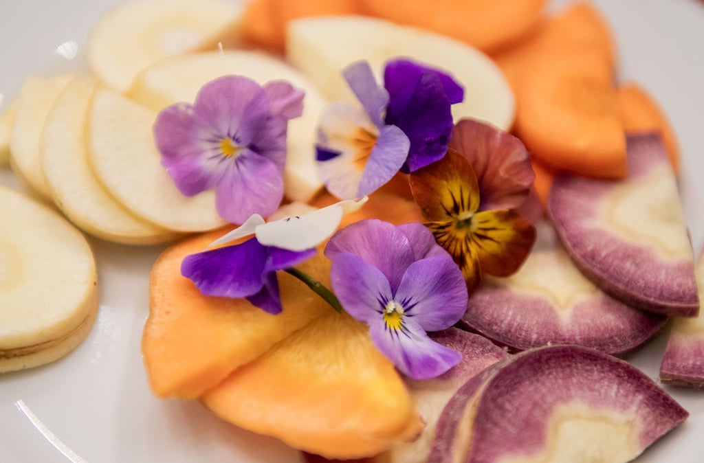 Die bunten Blüten von Hornveilchen machen sich gut auf dem Brot oder auch einem Salat.