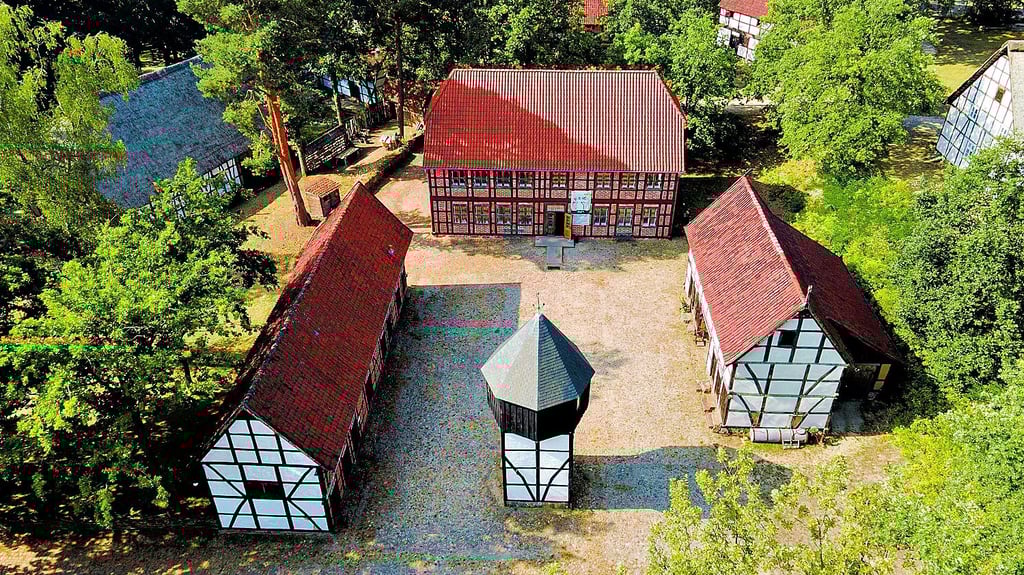 Der Vierseithof, wie er im Freilichtmuseum Diesdorf aufgebaut ist, ist typisch für die Altmark.