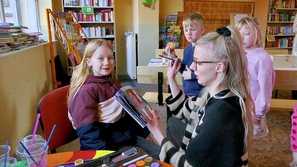 Michelle Brandt (r.) zaubert Elenor einen Schmetterling ins Gesicht. Dafür braucht sie lediglich Zeit, viele Farben und ein Buch mit Vorlagen.