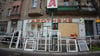 Durch die Explosion zersprangen auch die Scheiben einer Apotheke. (Archivbild)