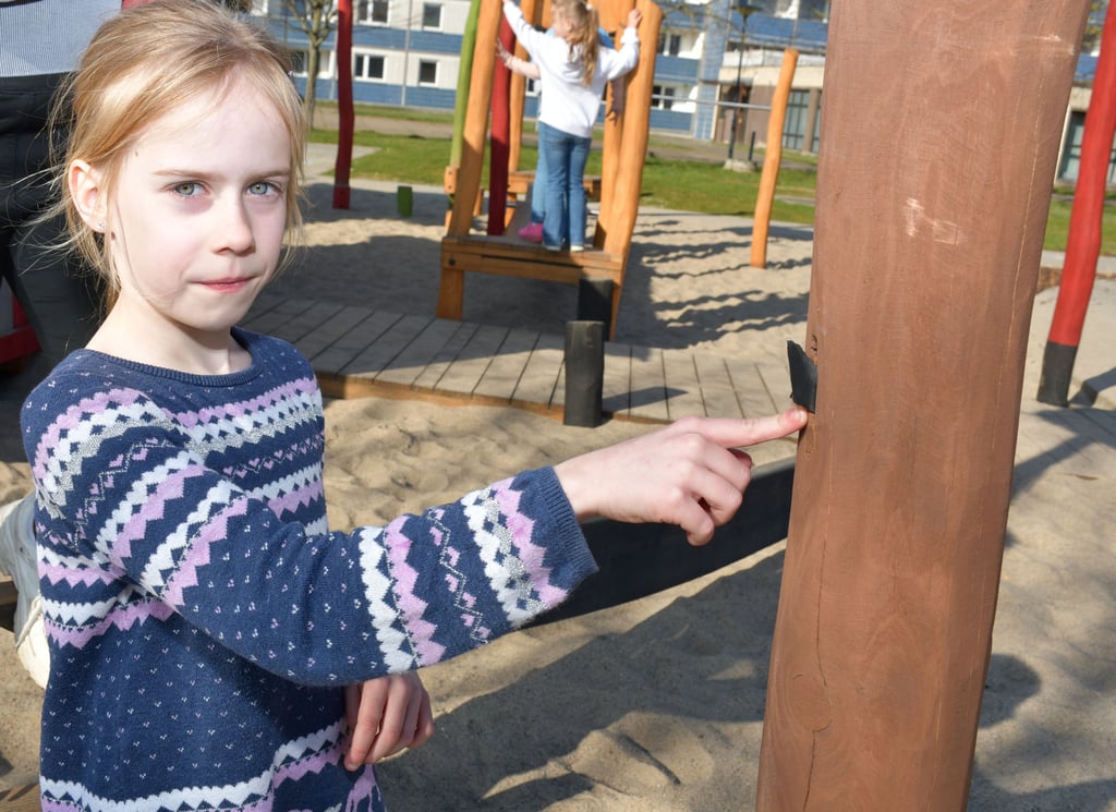 Anna zeigt, wo auf dem Spielplatz in Magdeburg ein Stern abgerissen wurde. Sie und die anderen Hortkinder wollen jetzt auf die Anlage aufpassen.