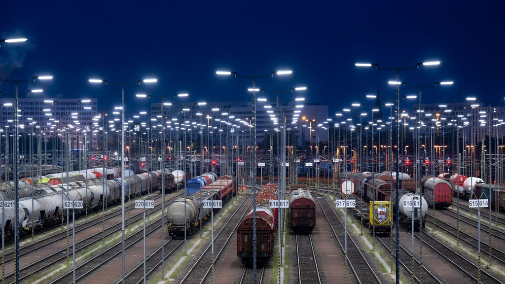 Am Bahnhof in Halle betreibt die DB Cargo einen großen Standort zum Güterumschlag. Nun wird hier Personal eingespart.
