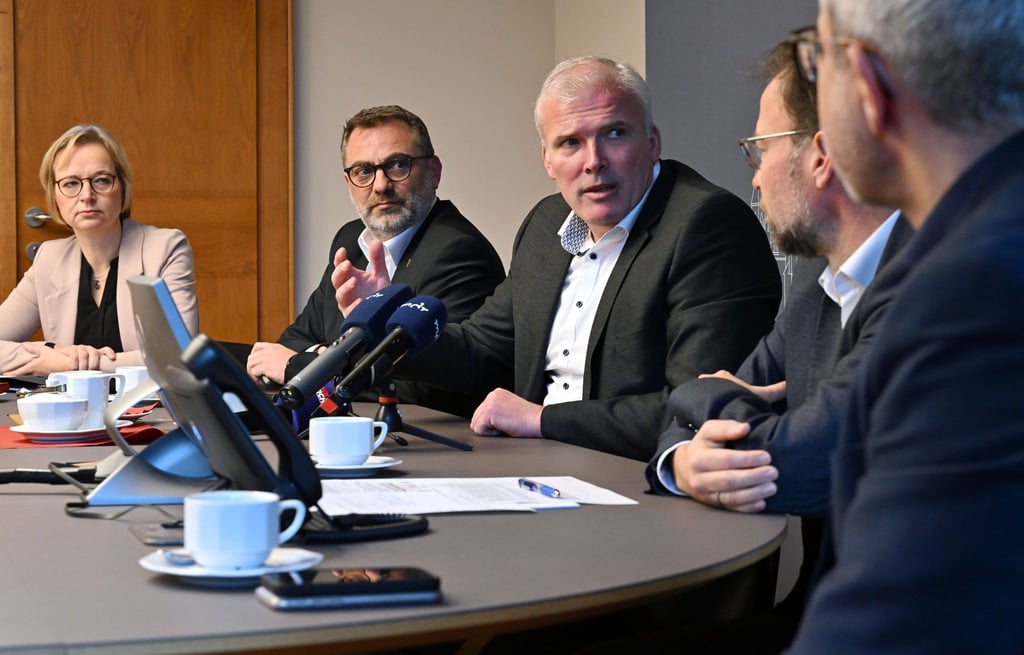 Saßen als OBs von Eisenach, Gera und Erfurt bereits gemeinsam am Tisch: Nun arbeiten Katja Wolf (BSW) als Finanzministerin, Julian Vonarb (parteilos) als ihr Staatssekretär und Andreas Bausewein (SPD) als Staatssekretär im Innenministerium in der Thüringer Landesregierung. (Archivbild, von links nach rechts).