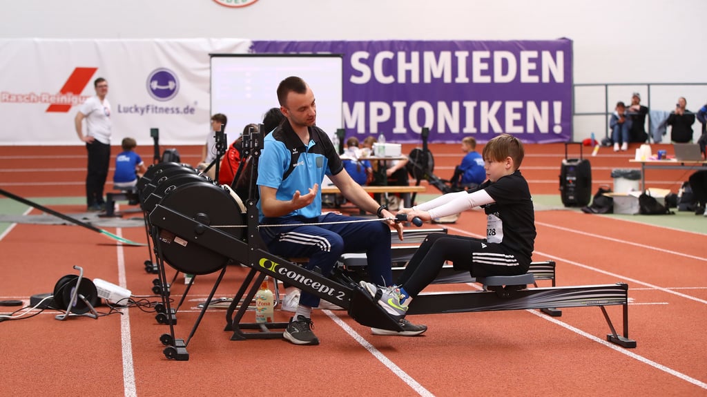 Toni Predel wirft einen kritischen Blick auf die Performance von Henry Beer. Der Sohn des ehemaligen FCM-Profis Christian Beer gehört zu den zirka 1.080 Drittklässlern aus dem Norden des Landes, die ihre Talente bei den Sachsen-Anhalt-Spielen präsentierten.