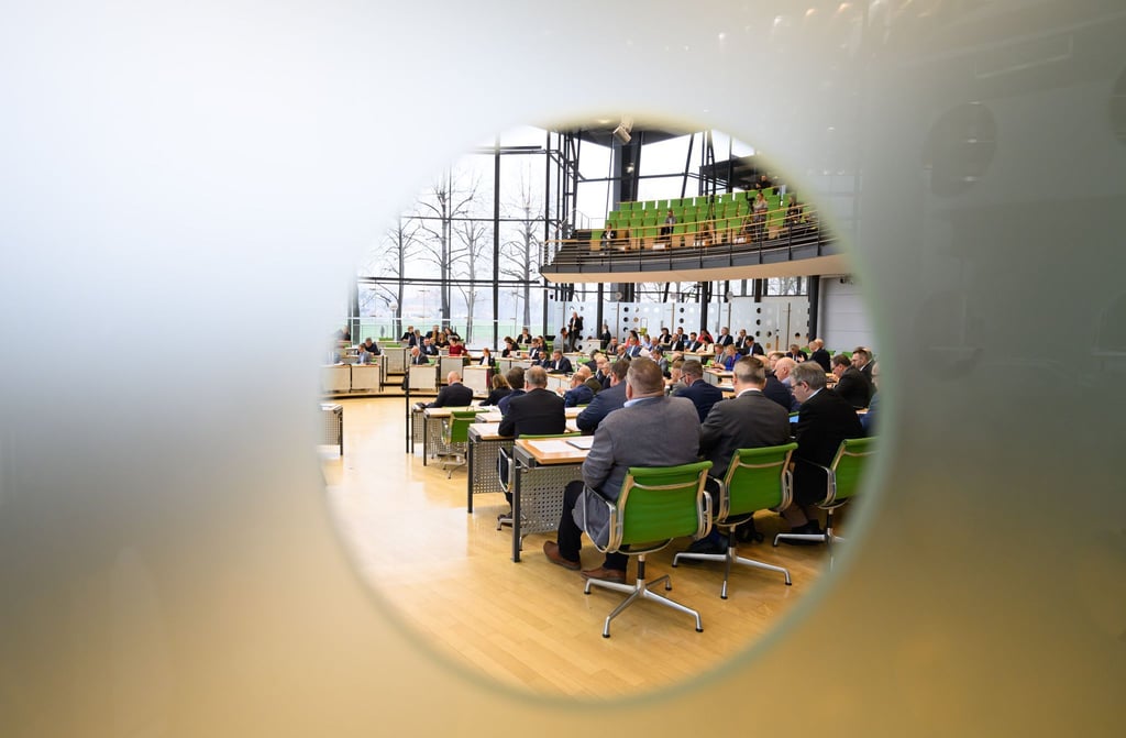 Sachsens Landtag debattiert über Jobverluste in der Autoindustrie und Stundenausfall an Schulen.