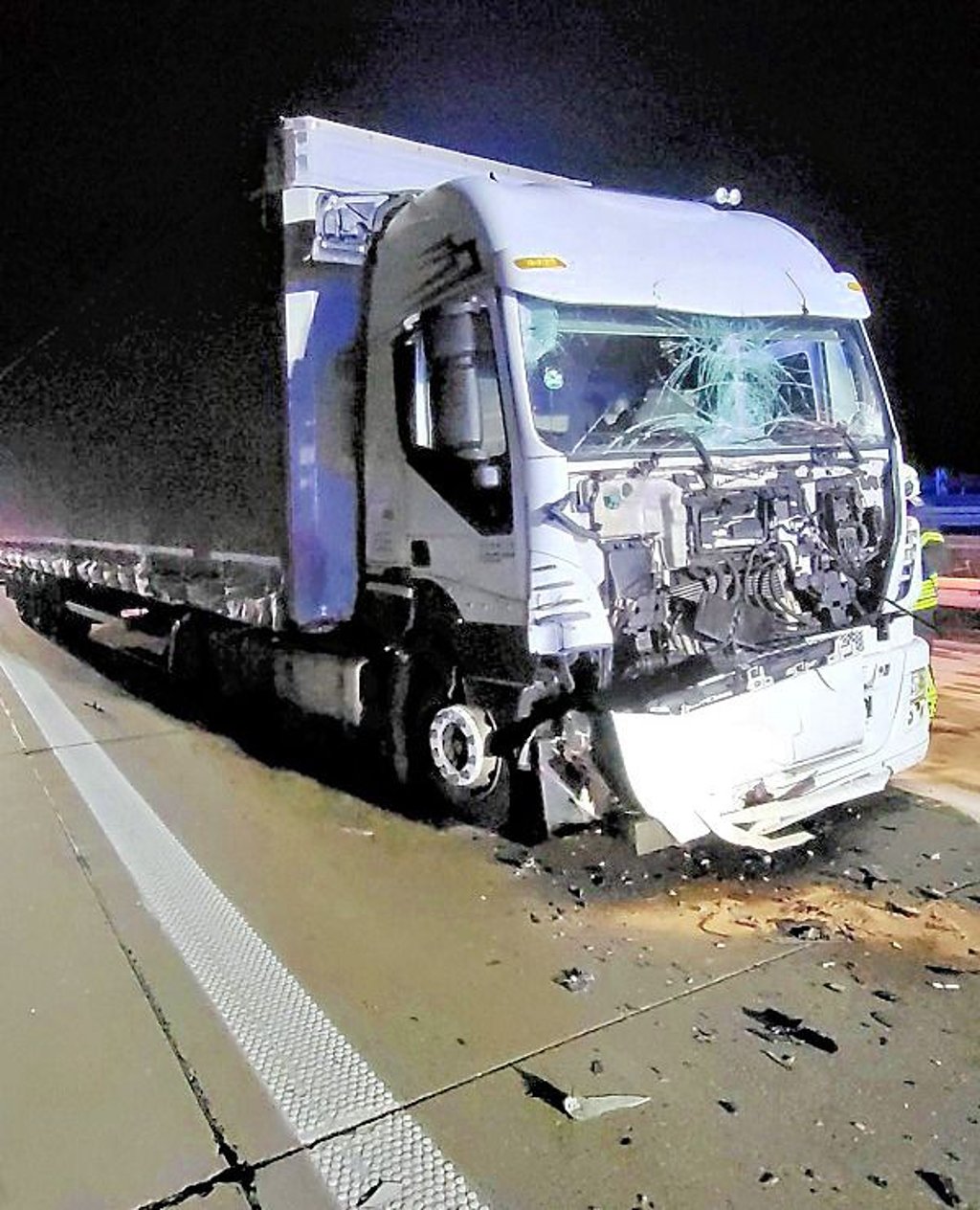 Bei einem Auffahrunfall wurde ein Lasterfahrer in seiner Fahrerkabine eingeschlossen.