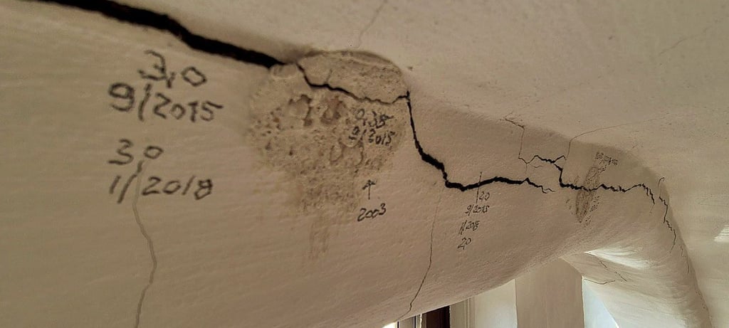 An allen Seiten der Decke haben sich im Büro des Oberbürgermeisters im Stendaler Rathaus  über die Jahre starke Risse gebildet. Hier die Seite Richtung Marktplatz.