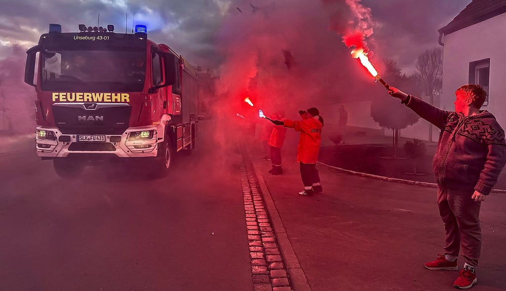 Mit einem Willkommens-Banner auf der Straße und Pyrotechnik wurde das neue Löschfahrzeug der Ortswehr Unseburg Mittwochabend nach langer Fahrt von Ulm vor dem Gerätehaus von den Kameraden feierlich empfangen.