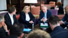 Nancy Faeser (SPD), geschäftsführende Bundesministerin für Inneres und Heimat, und Gerhard Karner (ÖVP), Innenminister von Österreich, informieren in einem Hotel in Amman die Mitglieder ihrer Delegationen über den Abbruch ihrer Reise nach Damaskus.