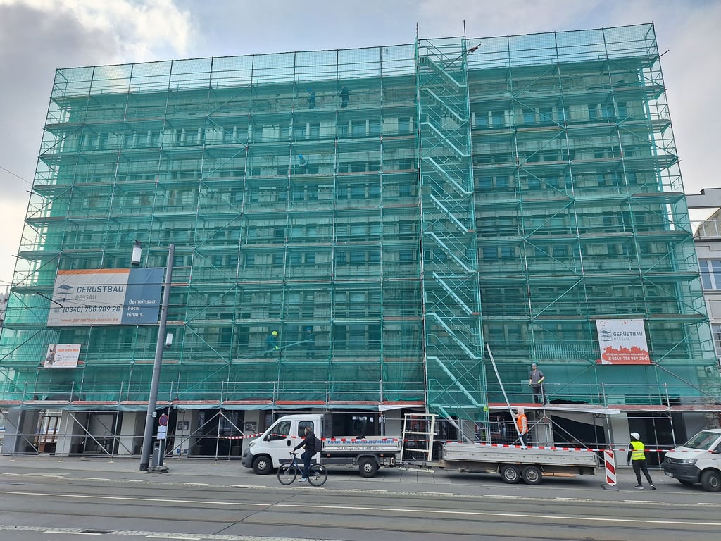 Das Schutznetz verdeckt noch die Sicht: Doch die Vorhangfasssade am Kaufhaus Zeeck ist gefallen. Das Haus wird "schick" gemacht für das Jubiläum "100 Jahre Bauhaus in Dessau".