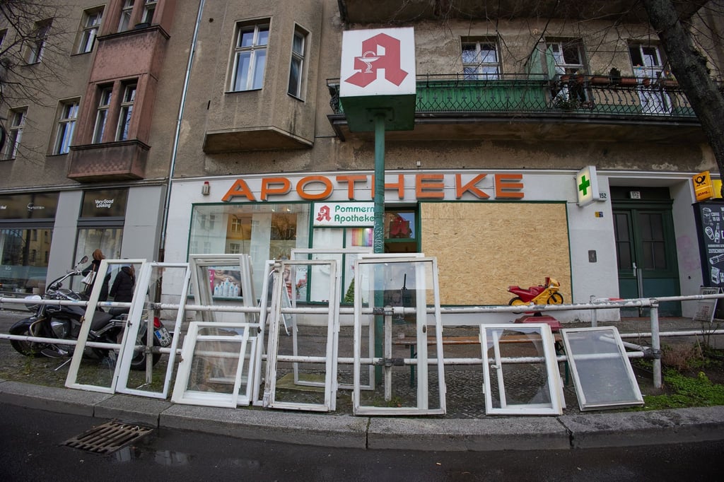 Durch die Explosion zersprangen auch die Scheiben einer Apotheke. (Archivbild)
