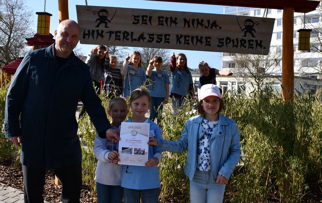 Die Magdeburger Hortkinder erhalten die Patenschaftsurkunde für den Spielplatz vom Sozialbeigeordneten Ingo Gottschalk.