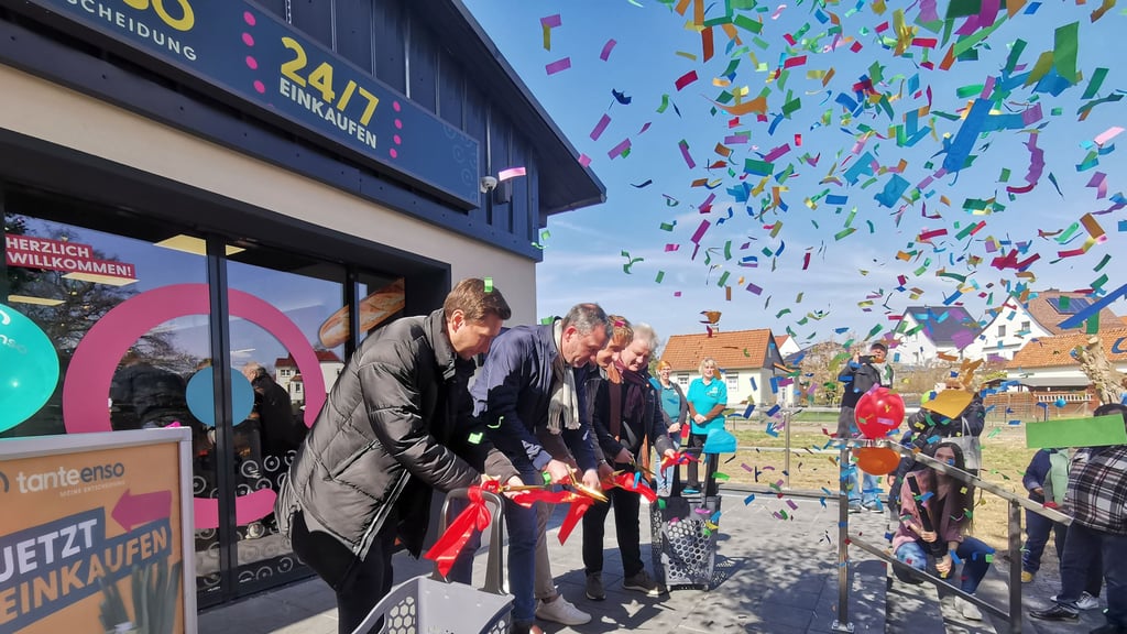 Es regnete Konfetti, als Daniel Szarata, Thorsten Bausch, Florian Feg und Holger Werkmeister (v.l.n.r.) das rote Band durchschnitten.