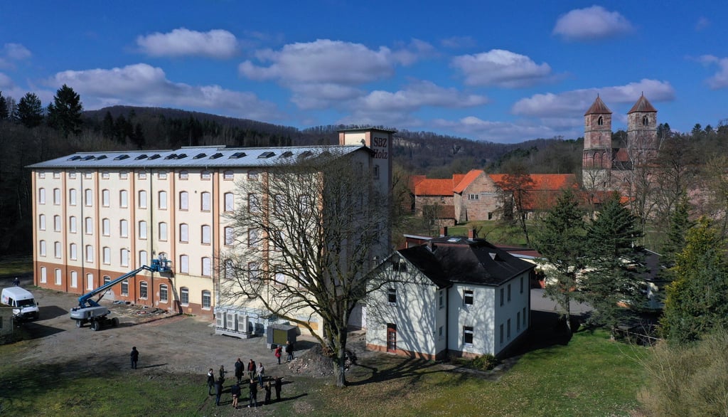 In Kloster Veßra baut die Stiftung Thüringer Schlösser und Gärten derzeit ein historisches Fabrikgebäude als Gemeinschaftsdepot für das Hennebergische Museum und das Naturhistorische Museum Schloss Bertholdsburg aus.