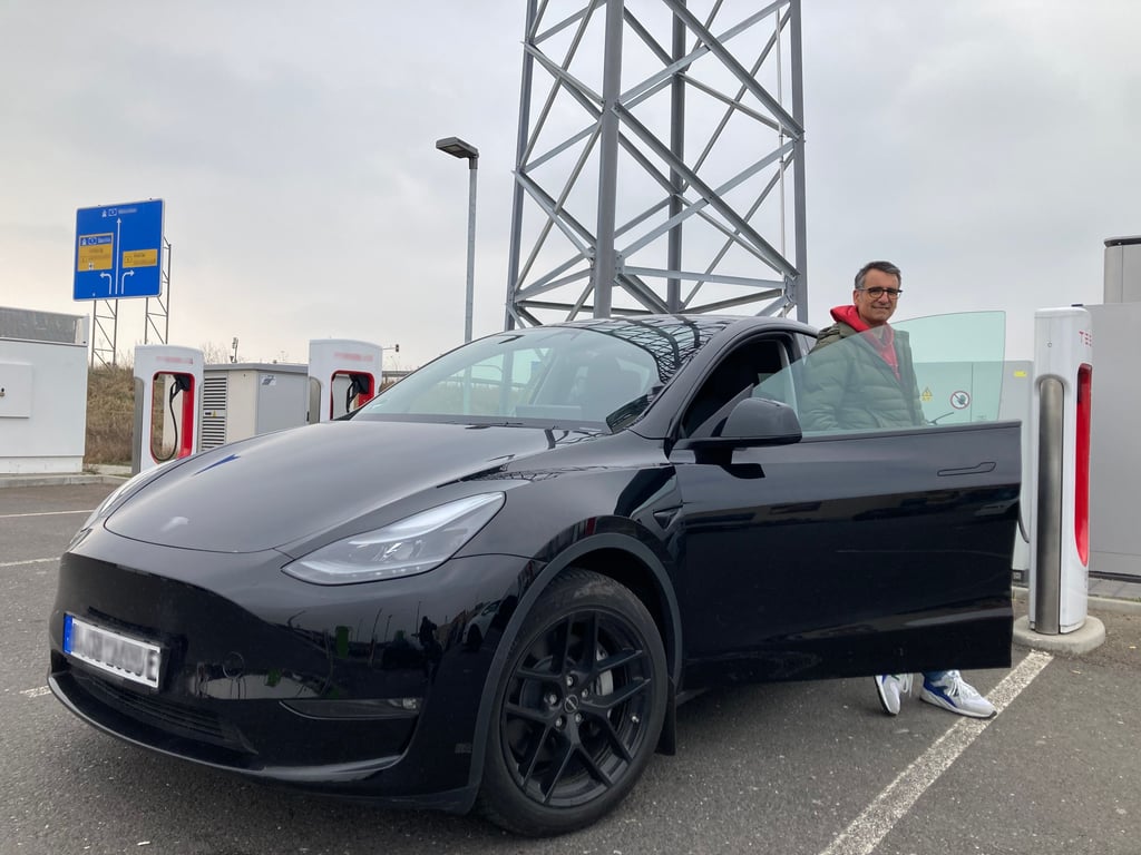 Tesla-Fahrer Frank Zimbardo würde sich aktuell kein neues Modell des US-Autobauers kaufen.