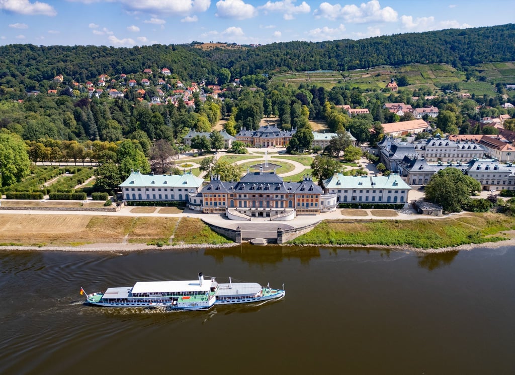 Auch im vergangenen Jahr zog das Schloss Pillnitz mit seinem Park die meisten Besucher an. (Archivbild)