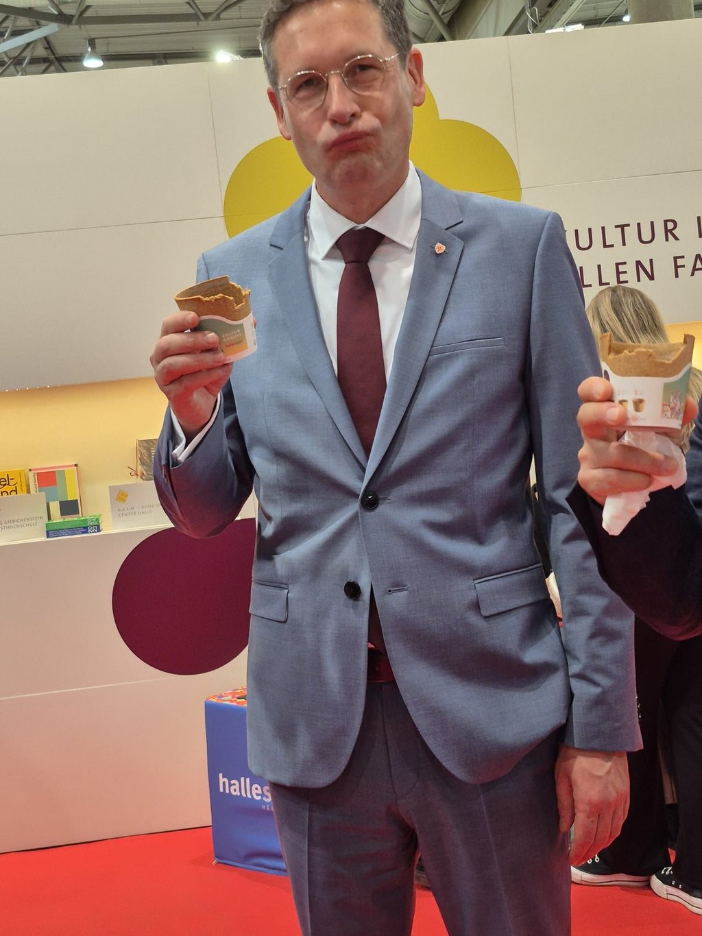 Alexander Vogt mit dem Kaffe aus dem Waffelbecher.