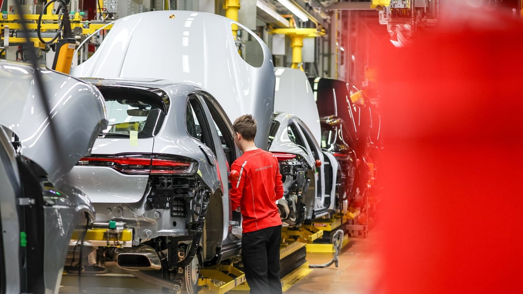 Ein Mitarbeiter im Porsche-Werk in Leipzig montiert einen Macan. Viele Fahrzeuge aus Leipzig werden in den USA verkauft.