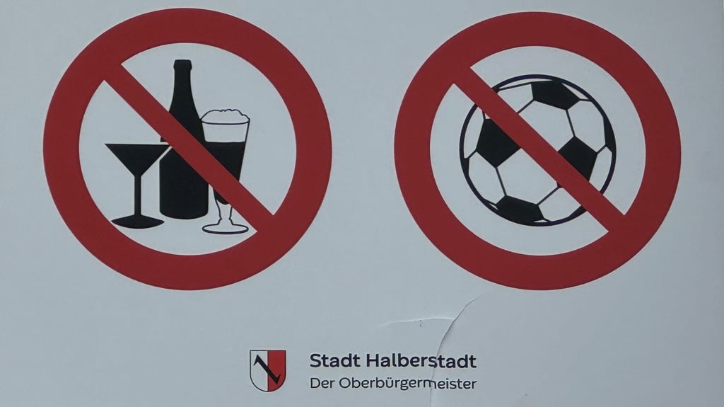 Im Stadtzentrum Halberstadts ist der Genuss alkoholischer Getränke in der Öffentlichkeit ebenso untersagt wie das Ballspielen.