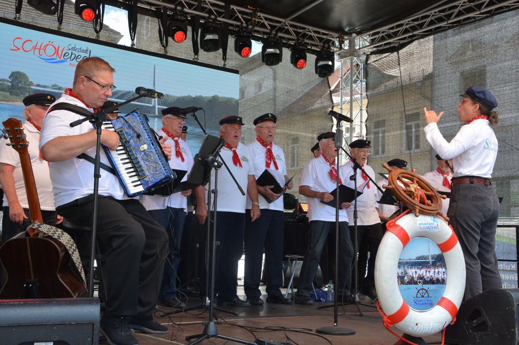 Der Shanty-Chor bei einem Auftritt in Schönebeck.